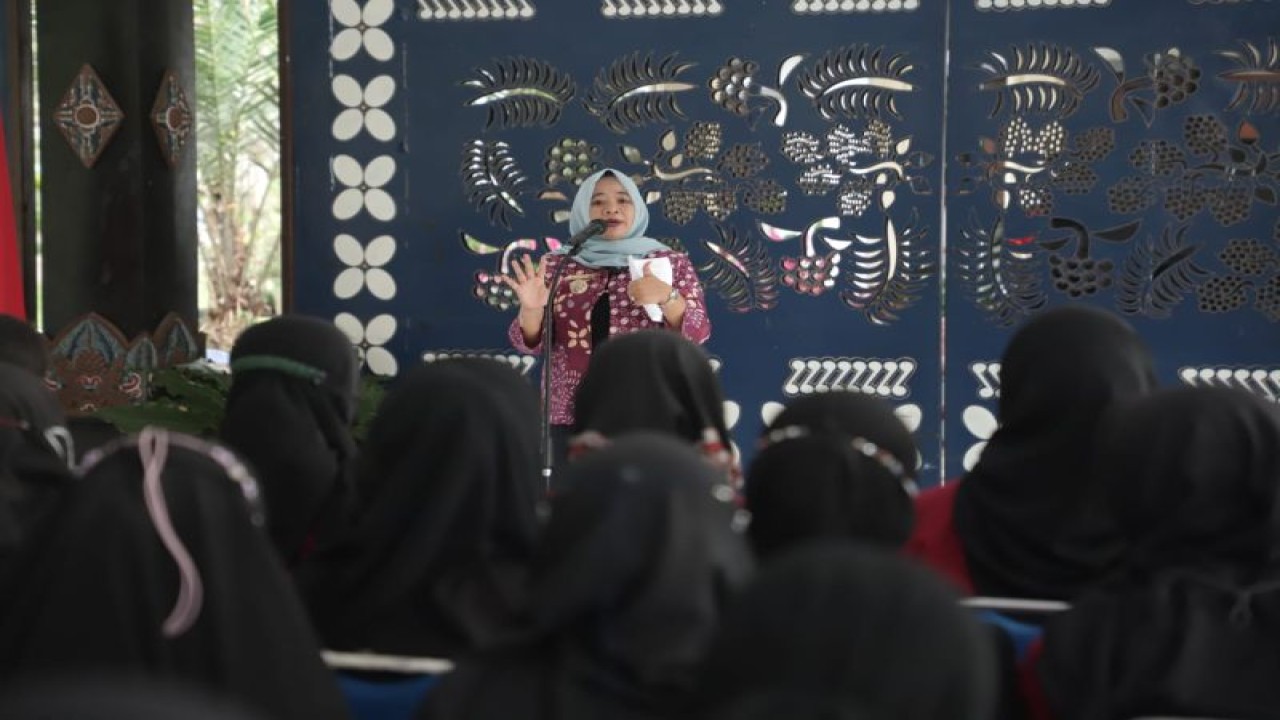 Bupati Sleman Kustini Sri Purnomo memberikan pengarahan kepada pendamping sosial Program Keluarga Harapan (PKH) di Pendopo Rumah Dinas Bupati Sleman, Selasa (28/2/2023). (ANTARA/HO-Bagian Prokopim Setda Sleman)