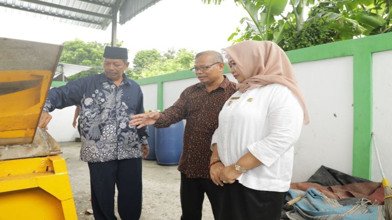 Bupati Sleman Kustini Sri Purnomo meninjau mesin pengolahan sampah di TPS3R Gumregah Jombor Kidul, Sinduadi, seusai meresmikan Gesung TPS3R Gumregah, Rabu (15/2/2023). ANTARA/HO-Bagian Prokopim Setda Sleman