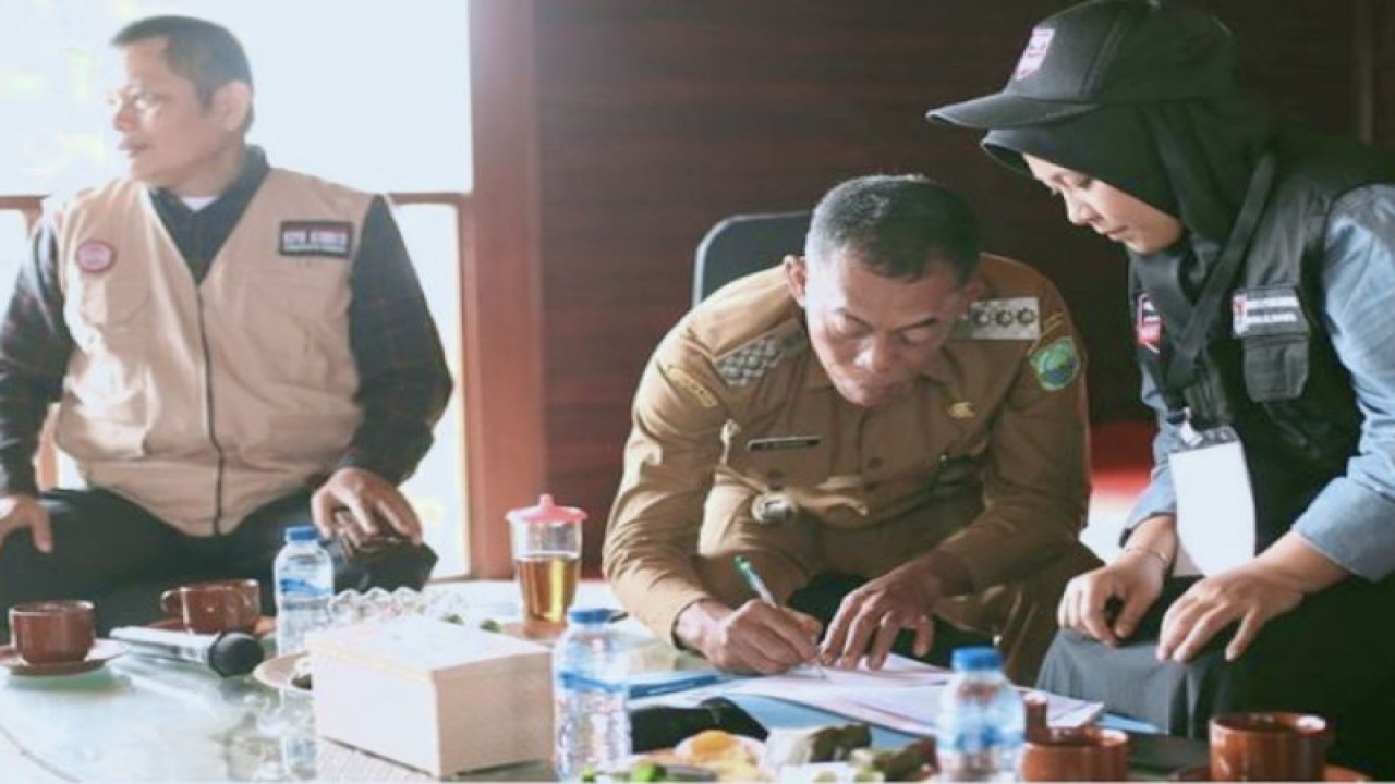 Bupati Subang Ruhimat (tengah) saat dicoklit oleh pantarlih. (ANTARA/HO-Pemkab Subang)