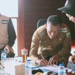 Bupati Subang Ruhimat (tengah) saat dicoklit oleh pantarlih. (ANTARA/HO-Pemkab Subang)-1676337860