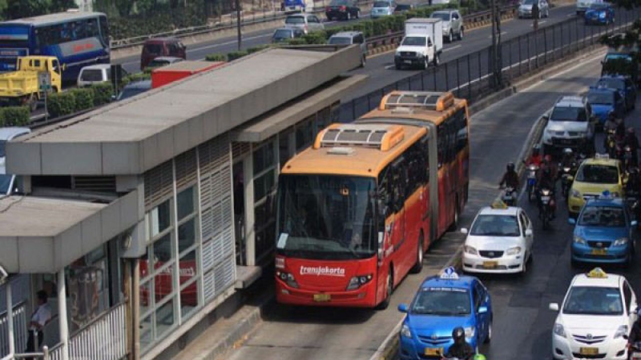Ilustrasi - Bus gandeng TransJakarta melintasi Jalan Gatot Subroto, Jakarta Selatan, Senin (12/9). (ANTARA/Reno Esnir)