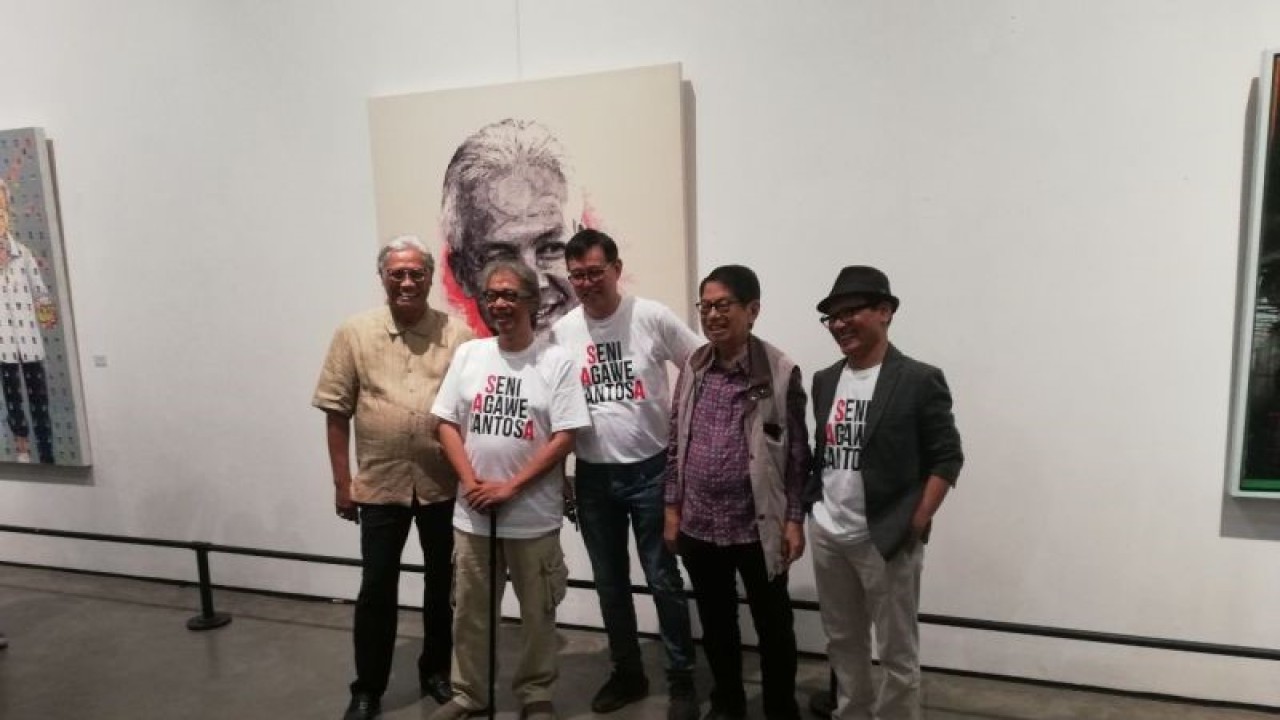 Seniman serba bisa Butet Kartaredjasa (dua dari kiri), bersama Pemilik Semarang Gallery Chris Dharmawan (tengah), dan sejumlah seniman, saat pembukaan pameran lukisan bertajuk "Seni Agawe Santosa", di Semarang Gallery, Semarang, Kamis (23/2/2023). (ANTARA/Zuhdiar Laeis)
