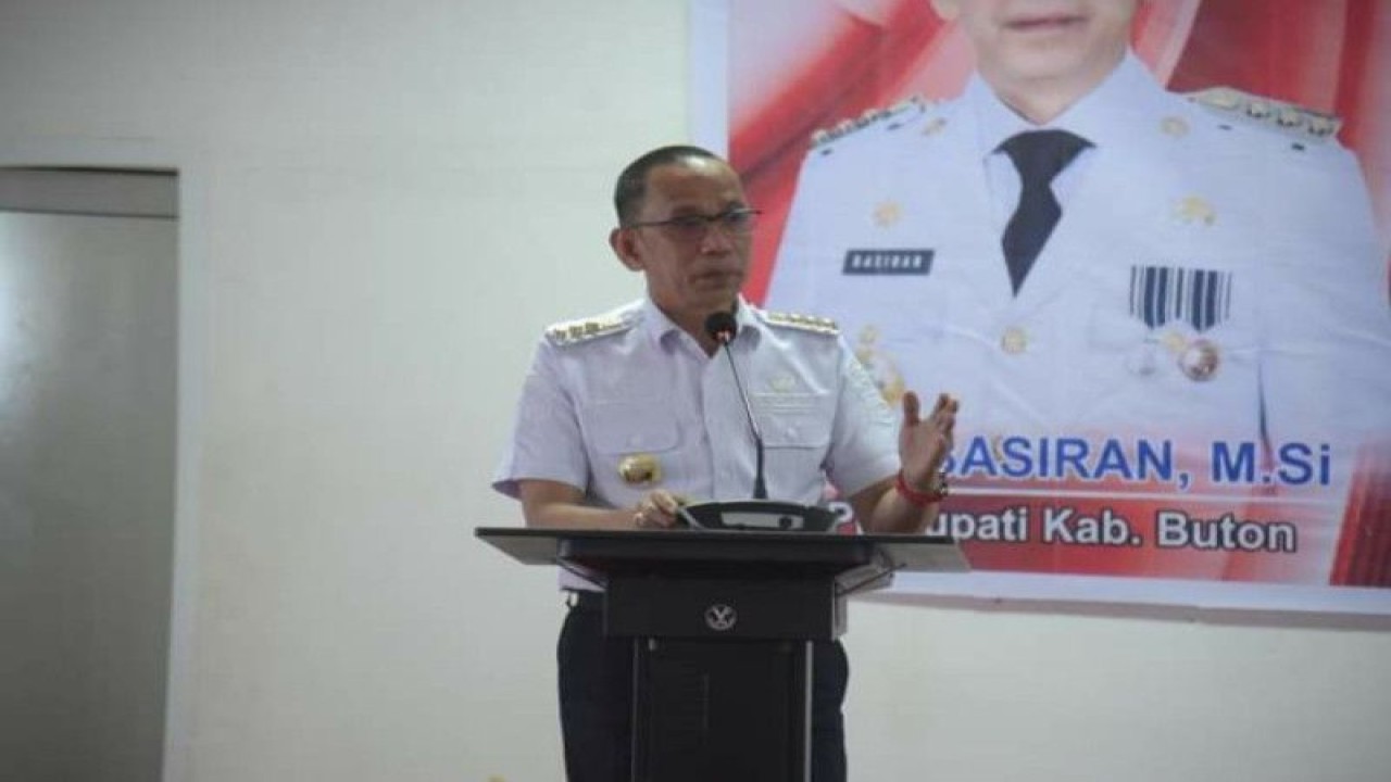 Penjabat Bupati Buton Basiran saat menghadiri Rapat Koordinasi Dewan Pimpinan Cabang Perkumpulan Aparatur Pemerintah Desa Indonesia (Papdesi) Kabupaten Buton, Jumat (3/2/2023) (ANTARA/HO-Kominfo Buton)