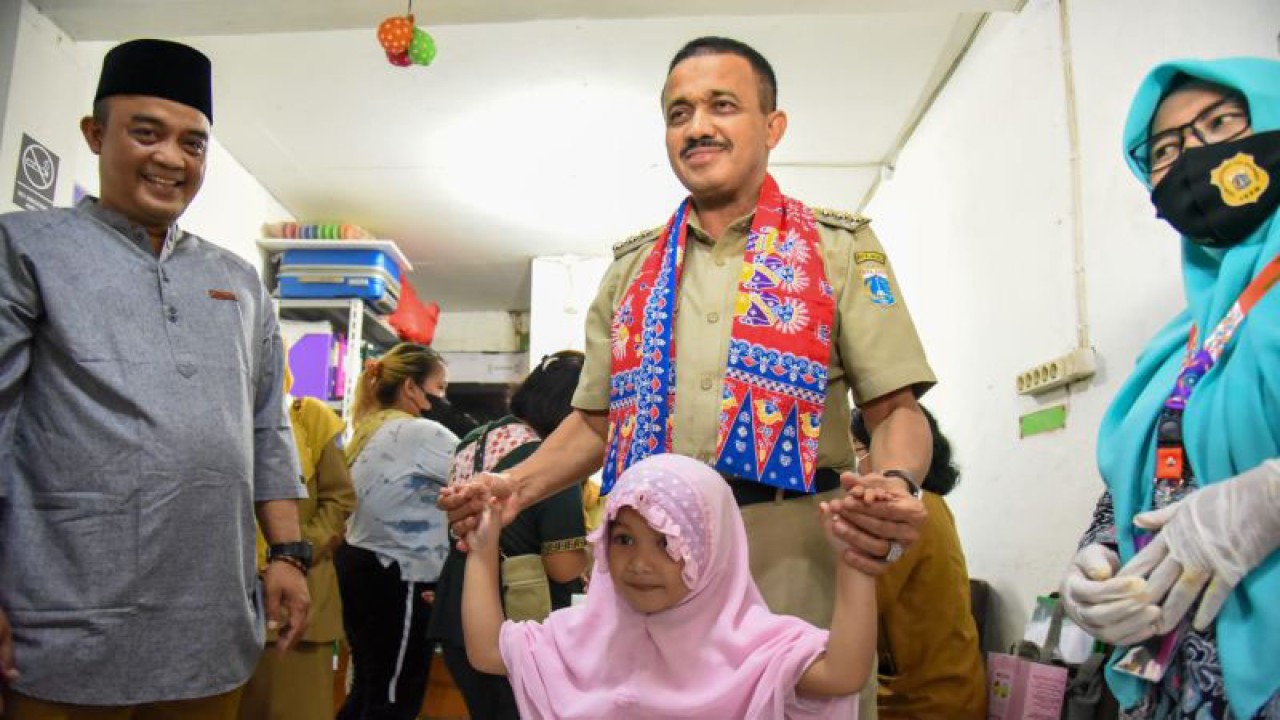 Wali Kota Administrasi Jakarta Timur Muhammad Anwar saat meninjau Posyandu Balita di Sekretariat Pusat Informasi dan Konsultasi Keluarga (PIK) Keluarga Menara Balai Warga RW 05, Kelurahan Rawa Terate, Kecamatan Cakung, Selasa (14/2/2023). ANTARA/HO-Kominfotik Jakarta Timur