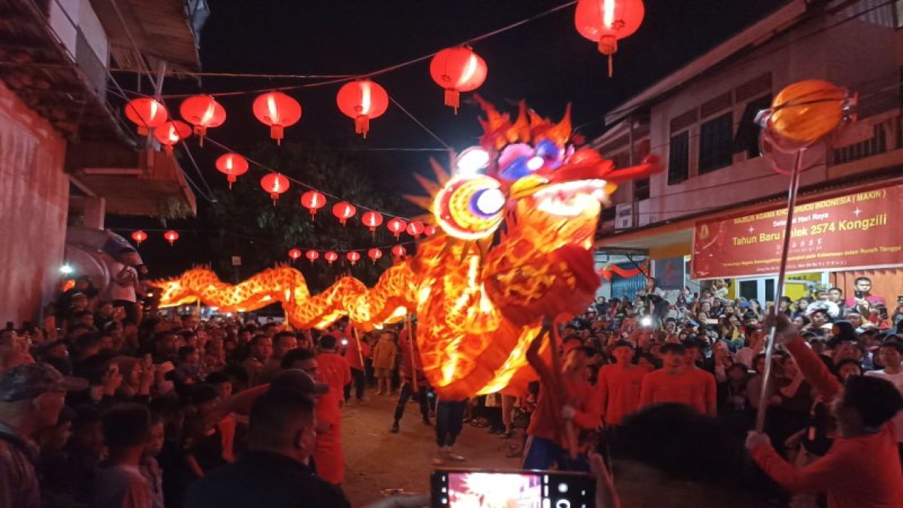 Atraksi naga pada malam pawai lampion dalam rangka perayaan Cap Go Meh di Kota Putussibau wilayah Kapuas Hulu Kalimantan Barat, Sabtu malam (4/2/2023). ANTARA (Teofilusianto Timotius)