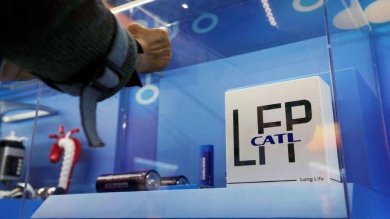 Logo pembuat baterai CATL China terlihat di antara pajangan baterai di sebuah pameran bertajuk "Forging Ahead in the New Era" selama tur media menjelang Kongres Nasional Partai Komunis China ke-20, di Beijing, China 12 Oktober 2022. (Florence Lo/Reuters)