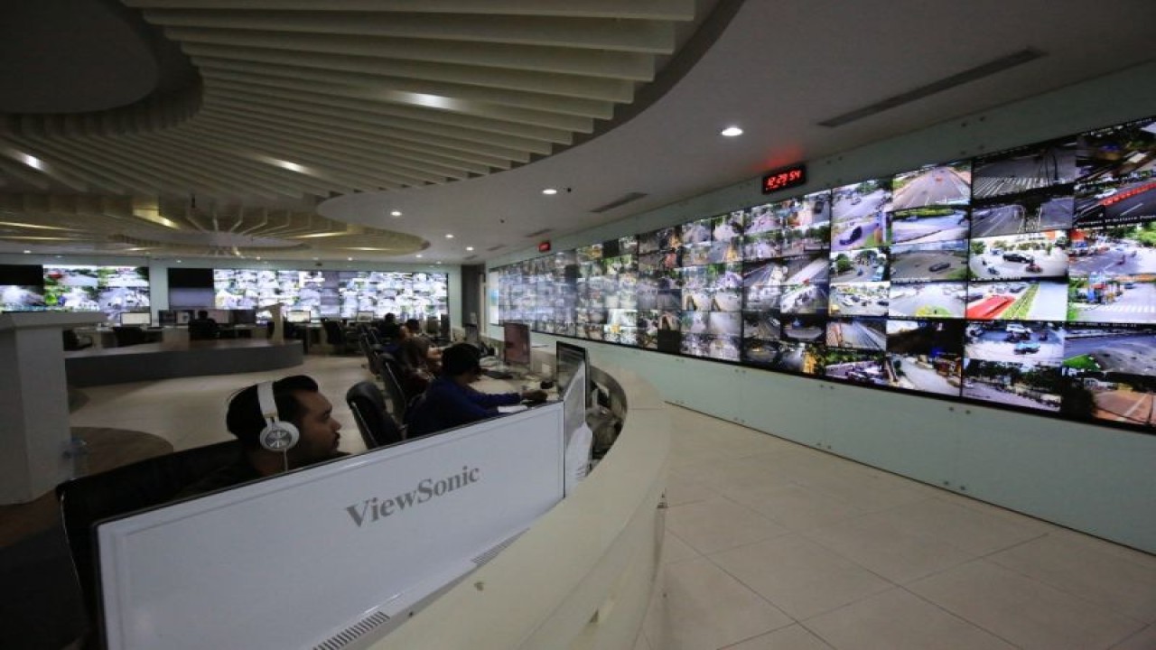 Ilustrasi - Petugas memantau pergerakan lalu lintas melalui tangkapan layar CCTV di Command Center Kota Surabaya. (ANTARA/HO-Diskominfo Surabaya)