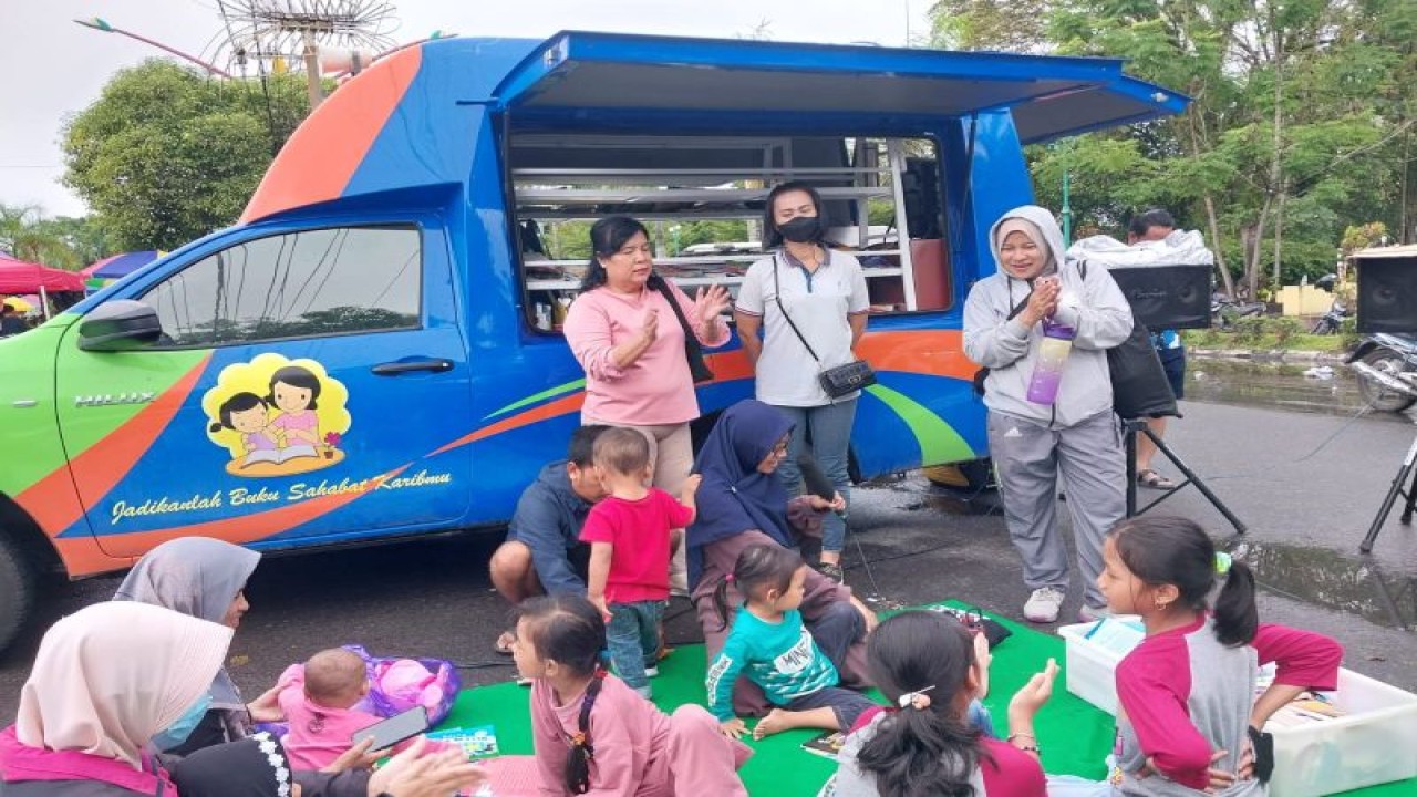 Layanan perpustakaan keliling di CFD Kota Palangka Raya, Minggu (12/2/2023). ANTARA/HO-Disperpusip Kalteng