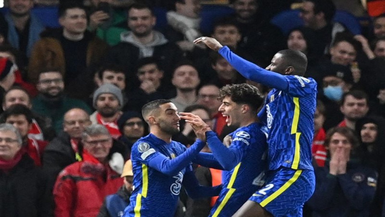 Foto arsip - Gelandang Chelsea Kai Havertz (tengah) melakukan selebrasi gol bersama rekan-rekan satu tim dalam pertandingan Liga Champions antara Chelsea dan Lille di Stamford Bridge, London, 22 Februari 2022. (AFP/JUSTIN TALLIS)