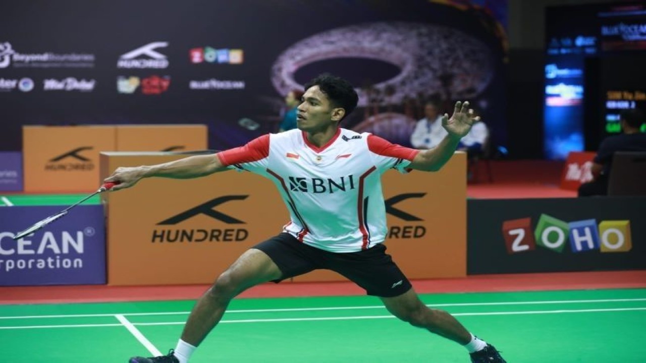 Tunggal putra Chico Aura Dwi Wardoyo menyumbang poin untuk Indonesia usai mengalahkan wakil Bahrain Adnan Ebrahim dengan skor 21-5, 21-9 dalam lanjutan babak penyisihan Grup C Kejuaraan Asia Bulu Tangkis Beregu Campuran (BAMTC) 2023 di Dubai Exhibition Centre, Dubai, Uni Emirat Arab (UEA), Rabu (15/2/2023). (ANTARA/HO-PBSI/am.)