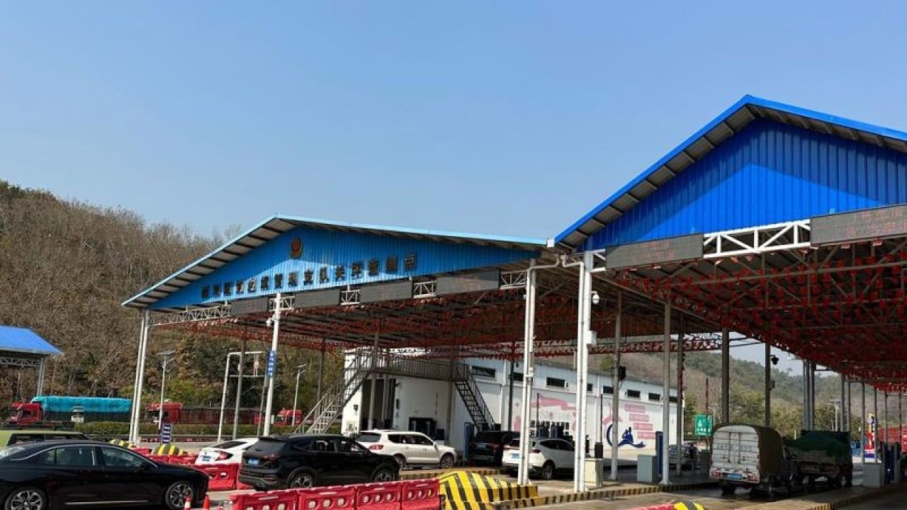 Pos pemeriksaan keimigrasian untuk kendaraan bermotor di ruas jalur Jinghong-Pu'er di Provinsi Yunnan di wilayah selatan China. ANTARA/M. Irfan Ilmie