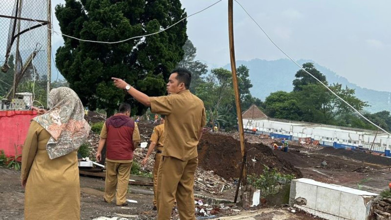 Pejabat di lingkungan Disdikpora Cianjur, Jawa Barat, memantau pembangunan kembali bangunan SMP Negeri yang ambruk akibat gempa di Kecamatan Warungkondang. (ANTARA/Ahmad Fikri).