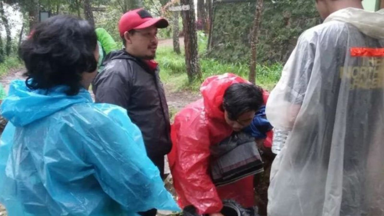 Pemeriksaan barang bawaan calon pendaki ke Gunung Gede-Pangrango, Cianjur, Jawa Barat, diperketat setelah oknum pendaki menyalakan bom asap di puncak gunung beberapa waktu lalu.(ANTARA/Ahmad Fikri)