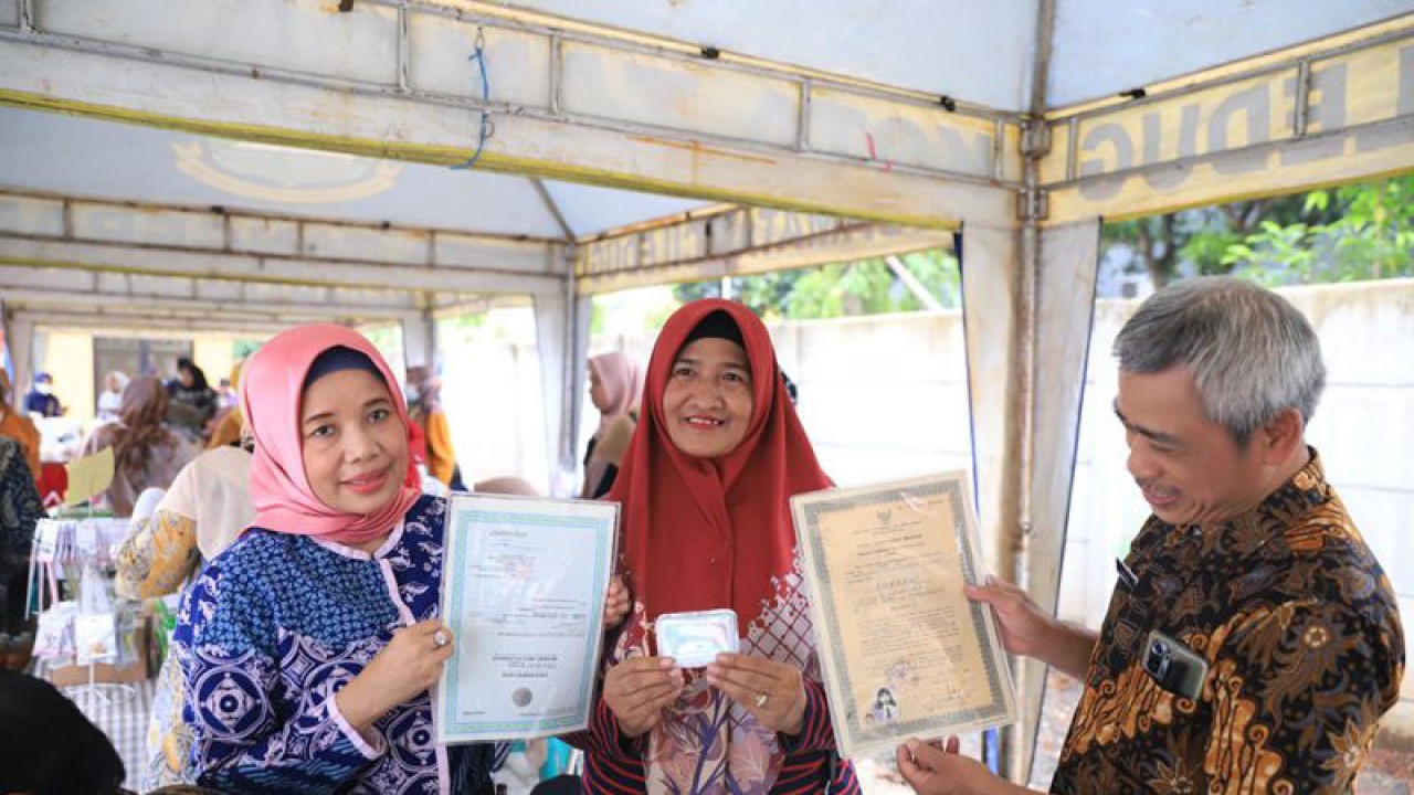 Layanan gratis enkapsulasi arsip di lokasi Safari Pembangunan di Kelurahan Paninggilan Utara, Kecamatan Ciledug, Kota Tangerang, Kamis.(ANTARA)