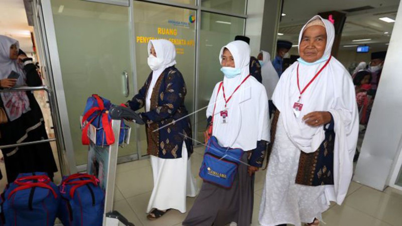 Ilustrasi - Sejumlah jamaah umrah dari Aceh tiba kembali di tanah air melalui Bandara Internasional Sultan Iskandar Muda, Aceh Besar, Aceh, Rabu (16/3/2022). ANTARA FOTO/Irwansyah Putra