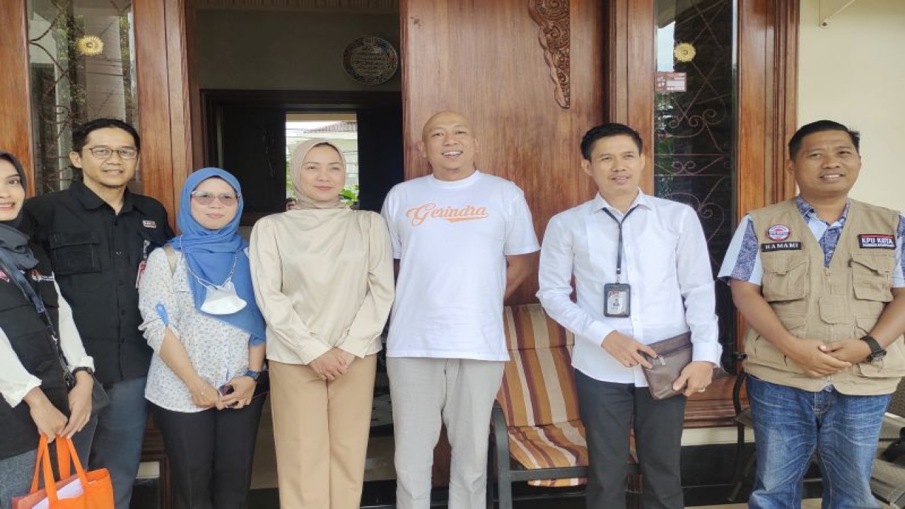Foto Bersama KPU Lampung, Petugas Pentarlih dan Pengawas Pemilu, bersama Ketua DPD Partai Gerindra Provinsi Lampung Mirzani Djausal, usah melakukan proses pencocokan dan penelitian (Coklit). Bandarlampung, Senin, (13/2/2023). (ANTARA/Dian Hadiyatna)