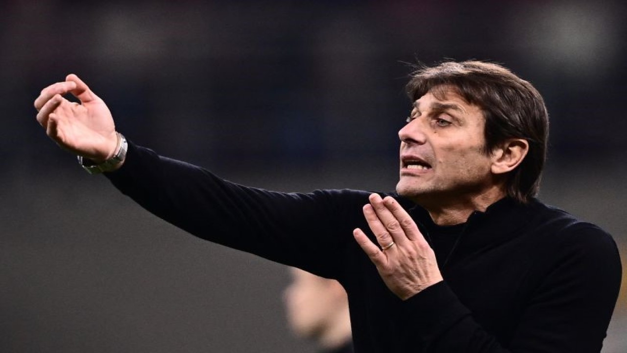 Pelatih Tottenham Hotspur Antonio Conte memberikan instruksi pada laga Liga Champions melawan AC Milan di San Siro, 14 Februari 2023. (AFP/MARCO BERTORELLO)