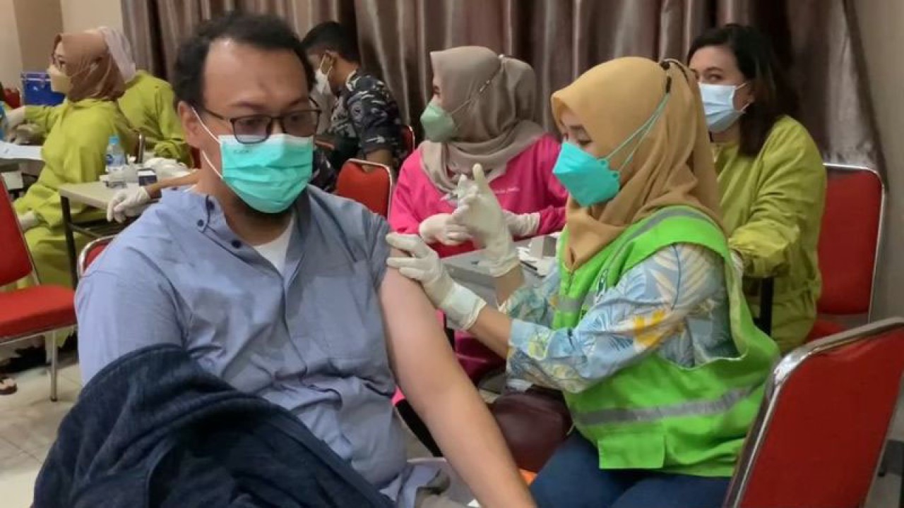 Pemberian vaksinasi COVID-19 dosis penguat di Kota Batam (ANTARA/Jessica)