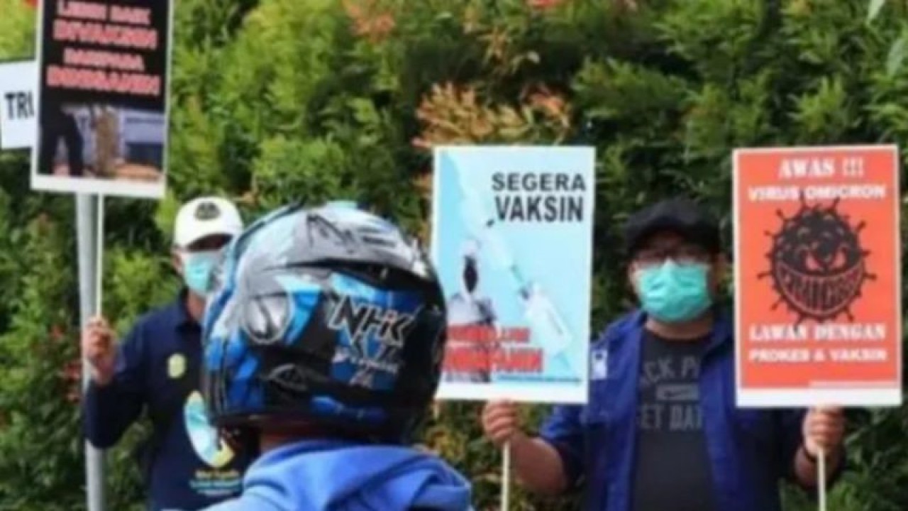 Para petugas kesehatan di Kalsel saat kampanye protokol kesehatan COVID-19 di jalan di Banjarmasin pada beberapa waktu lalu. (ANTARA/HO)