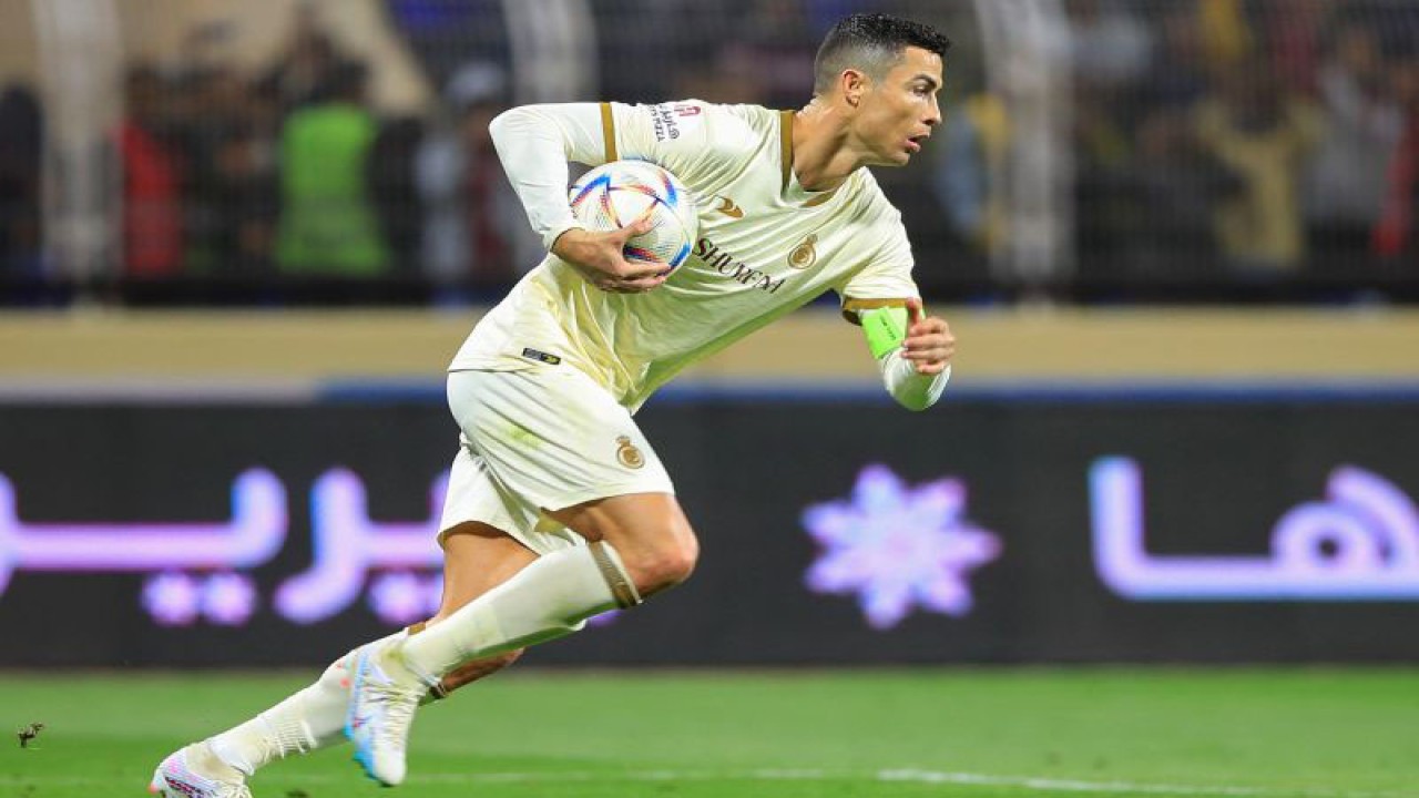 Penyerang Al Nassr Cristiano Ronaldo berlari sambil membawa bola setelah mencetak gol melalui penalti pada pertandingan Liga Arab Saudi melawan Al Fateh, yang dimainkan di Stadion Pangeran Abdullah bin Jalawi, Al Hasa, Jumat (3/2/2023). (ANTARA/AFP/ALI ALDAIF)