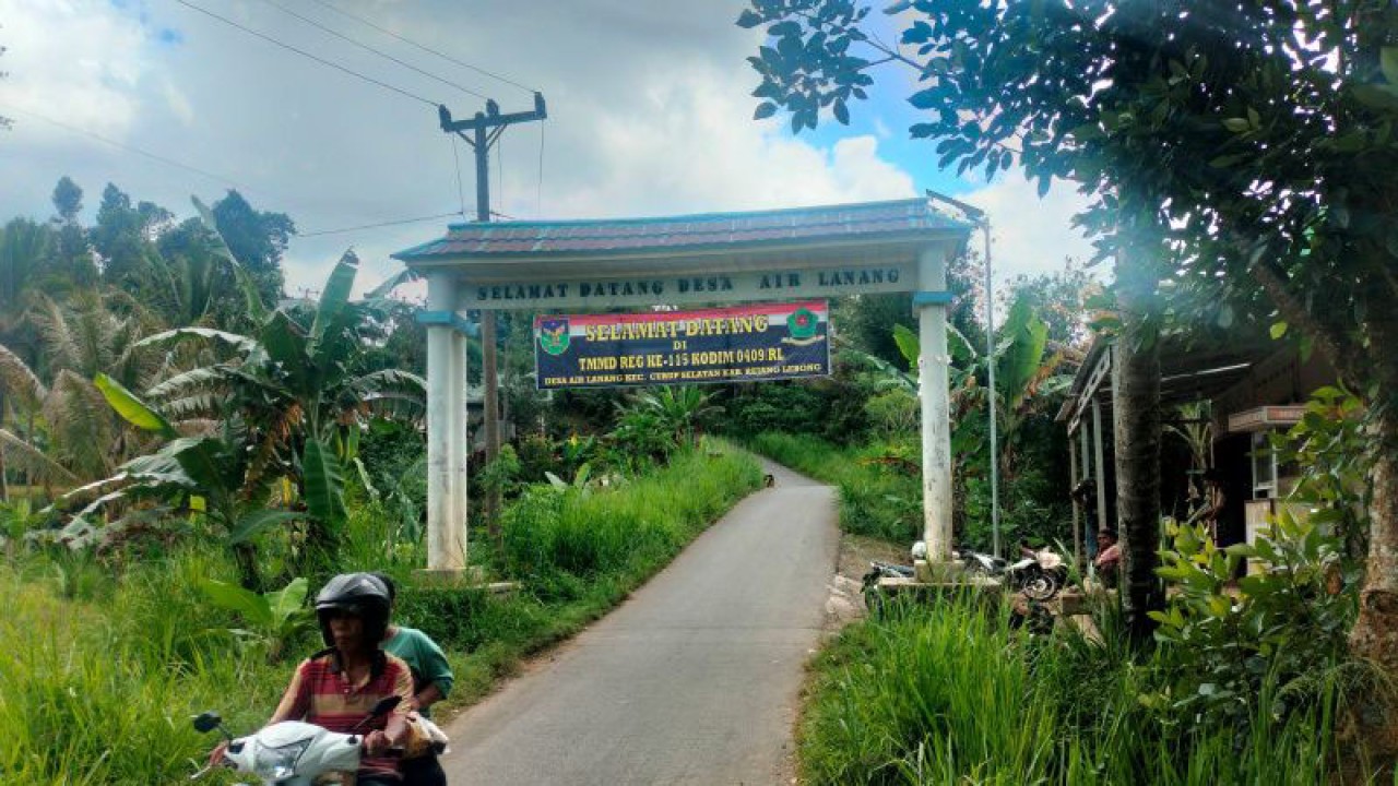 Jalan Desa Air Lanang, Kecamatan Curup Selatan, salah satu jalan milik Kabupaten Rejang Lebong. ANTARA/Nur Muhamad