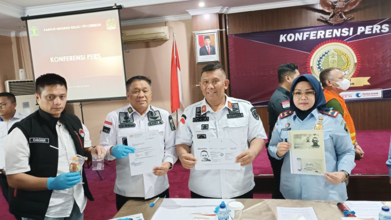Kasat Narkoba Polresta Cirebon Kompol Dadang Garnadi menunjukkan barang bukti di Cirebon, Jawa Barat, Rabu (1/2/2023). (ANTARA/Khaerul Izan)