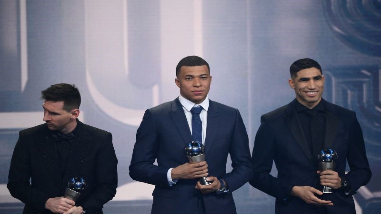 (Kiri ke kanan) Lionel Messi, Kylian Mbappe dan Ashraf Hakimi saat menerima penghargaan tim terbaik FIFA FIFPRO di Paris pada 27 Februari 2023. Antara/AFP/FRANCK FIFE