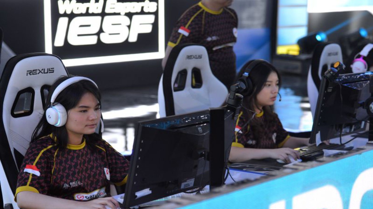 Atlet Esport Timnas Indonesia Daltha Amellia Dwiguna (kiri) dan Dhammamitta Marvella (kanan) bertanding melawan Timnas Namibia pada babak lower bracket cabang Counter-Strike: Global Offensive (CS:GO) Female dalam International Esports Federation (IESF) Bali 14th World Esports Championship 2022 di Nusa Dua, Badung, Bali, Selasa (6/12/2022). ANTARA FOTO/Fikri Yusuf/nym. (ANTARA FOTO/FIKRI YUSUF)