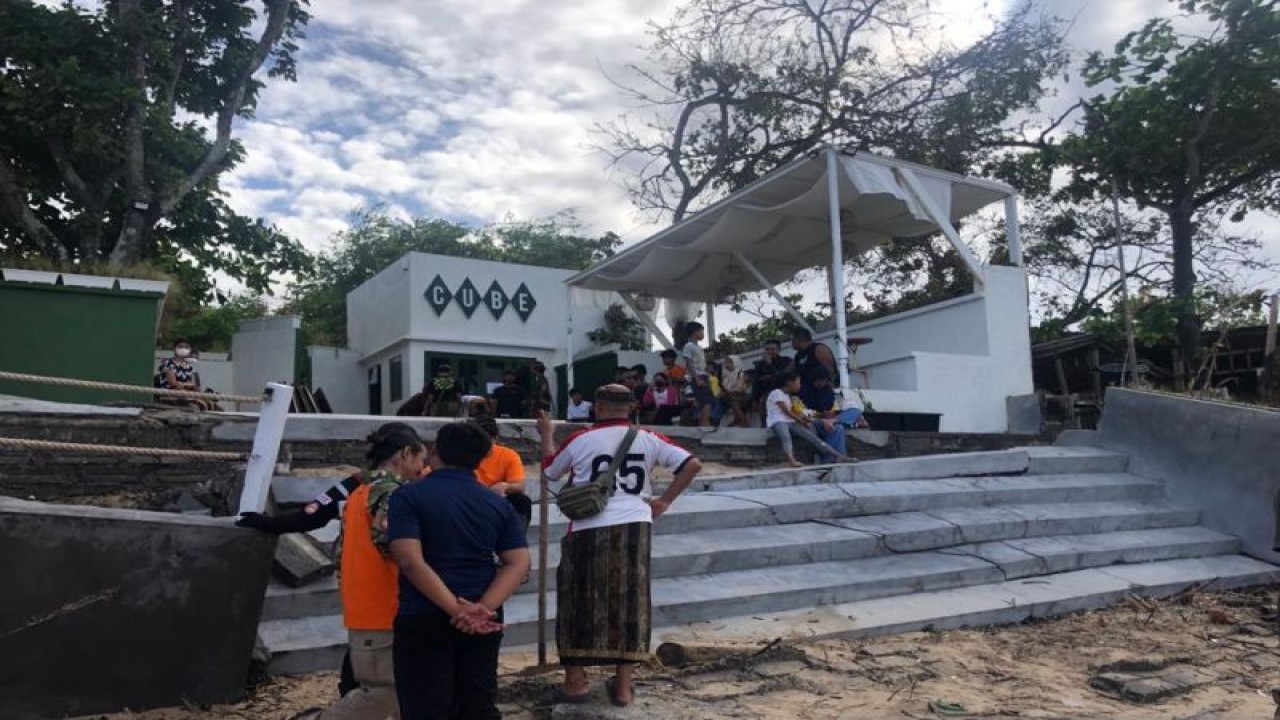 Bangunan warung tradisional yang rusak akibat abrasi pantai di Pantai Kelan, Kabupaten Badung, Bali, Minggu (19/2/2023). ANTARA/Ni Putu Putri Muliantari