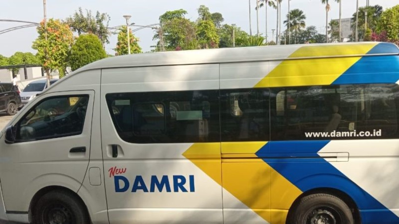 Salah satu armada Damri yang disiapkan untuk mendukung kejuaraan F1 PowerBoat Danau Toba, Sumatera Utara. ANTARA/ (Humas Damri)