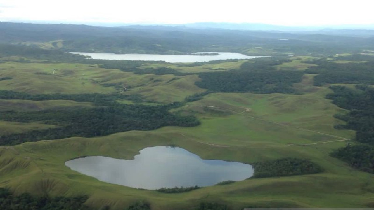 Salah satu lokasi wisata di Kabupaten Jayapura yang sering dikenal dengan nama "Danau Love" (ANTARA/Hendrina Dian Kandipi)