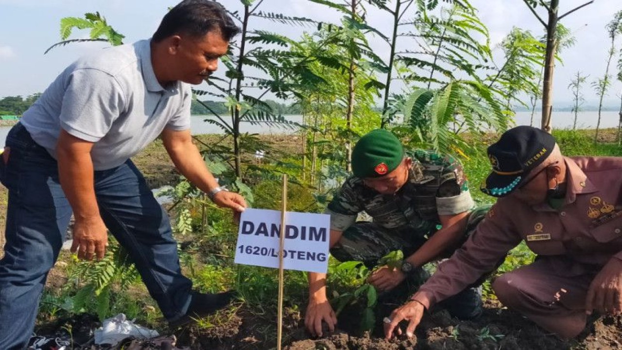 Dandim 1620 Lombok Tengah, Nusa Tenggara Barat Letkol Kav. I F Andi Yusuf Kertanegara saat melakukan penanaman bibit pohon di area Bendungan Batujai Praya, Jumat (24/2/2023) (ANTARA/Humas Kodim 1620 Lombok Tengah)