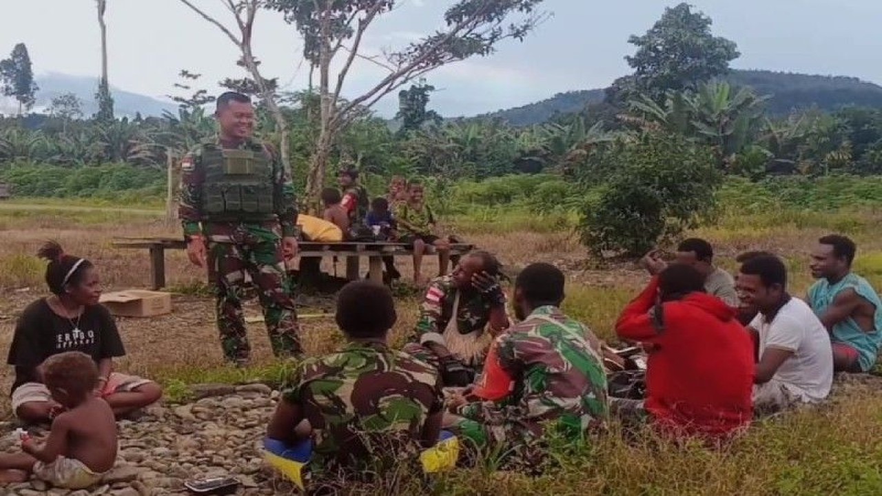 Prajurit Koramil Oksibil saat bertemu dengan masyarakat Distrik. Iwur, Kabupaten Pegunungan Bintang. (ANTARA/HO/Penrem 172/PWY)