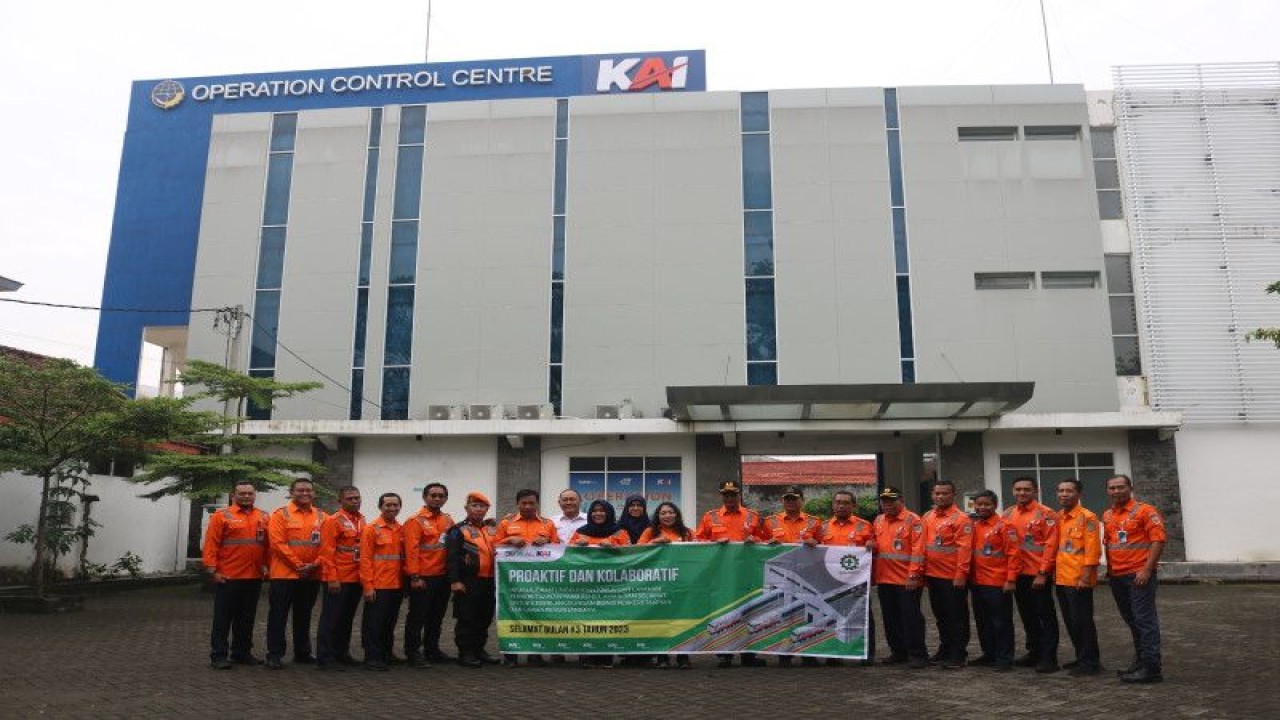 Vice Presiden PT KAI Daop 7 Madiun Dominicus Agung W.P bersama jajaran dalam kegiatan Apel Peringatan Bulan K3 Nasional ke-53 tahun 2023 di halaman Gedung Operational Control Center (OCC) Daop 7 Madiun, Rabu (8/2/2023). ANTARA/HO-Humas Daop 7 Madiun