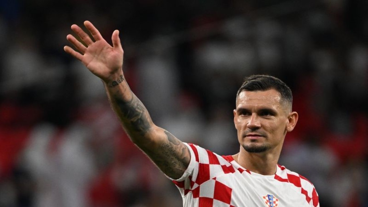 Bek timnas Kroasia Dejan Lovren menyapa para suporter setelah pertadingan Grup F Piala Dunia 2022 melawan Belgia di Ahmad Bin Ali Stadium, Al-Rayyan, Doha pada 1 Desember 2022. ANTARA/AFP/OZAN KOSE