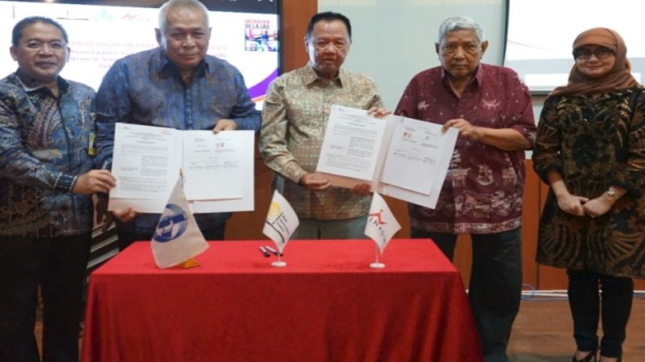 Penandatangan kerja sama antara FIA UI dengan Asosiasi Ahli Manajemen Asuransi Indonesia (AAMAI) dan INASIA yang merupakan lembaga pendidikan nonformal bidang perasuransian. ANTARA/HO-Humas UI.