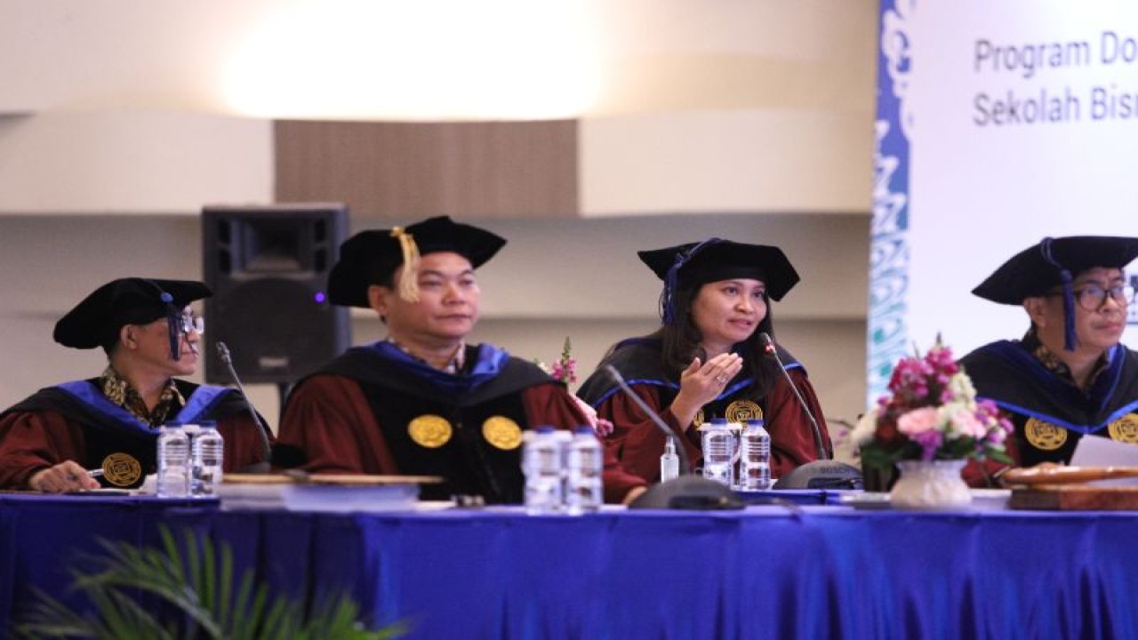 Ujian Terbuka Disertasi Program Doktor Manajemen dan Kewirausahaan Universitas Prasetiya Mulya Paulina Lo dan Henky Lesmana. ANTARA/HO