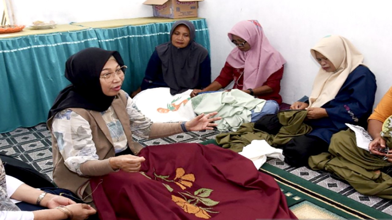 Ketua Dekranasda Provinsi Gorontalo Gamaria Purnamawati Monoarfa berbincang dengan perajin karawo di Kabupaten Gorontalo. ANTARA/HO-Diskominfotik Provinsi Gorontalo