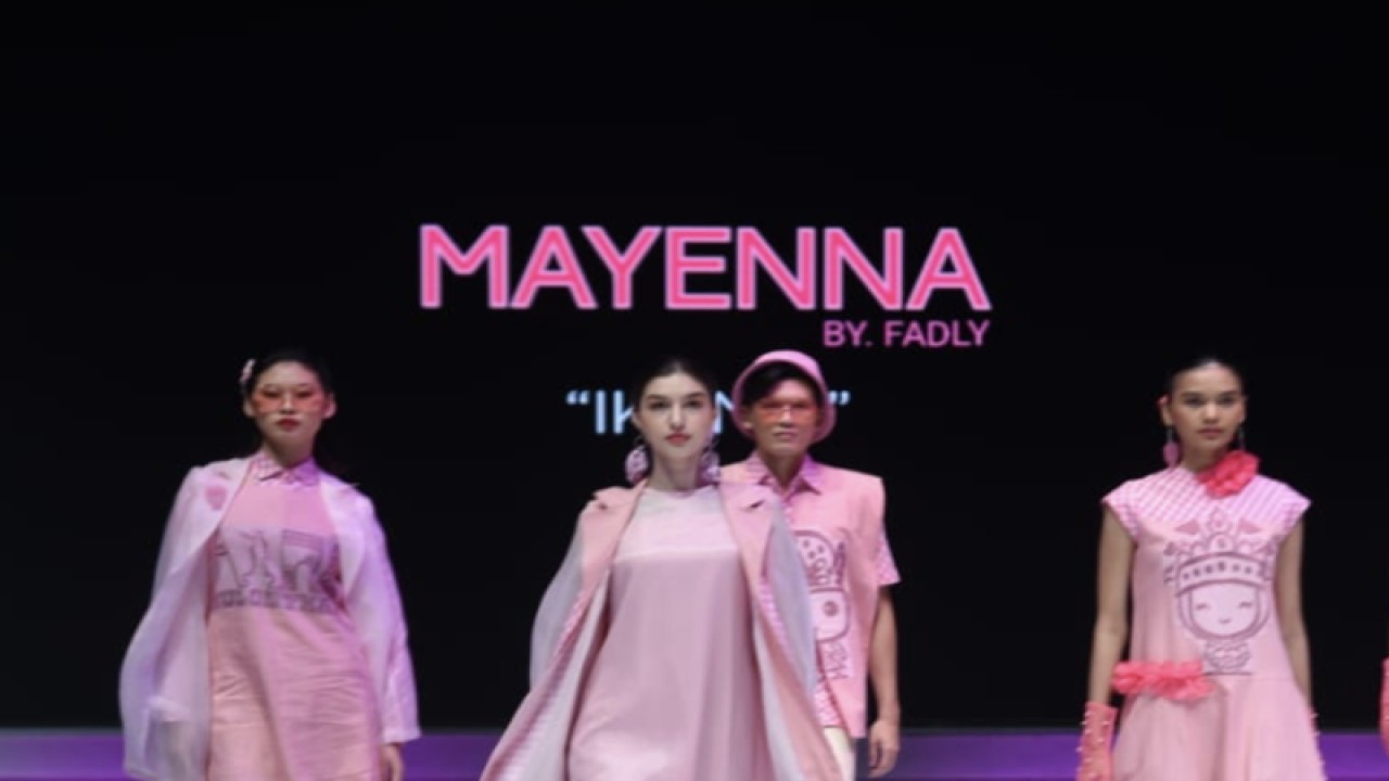 Sejumlah model membawakan busana karya Fadly Rauf by MAYENNA di IFW 2023 bertempat di JCC, Minggu (26/2/2023). ANTARA/HO.