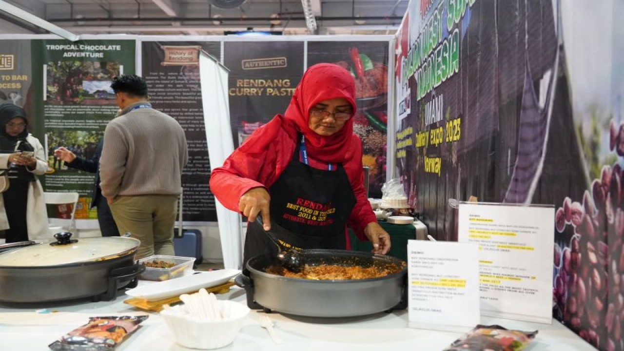 Produk rendang dari Sumatera Barat dipromosikan dalam dalam pameran industri makanan dan minuman "Umami Arena" di Nova Spektrum, Lillestrom, Norwegia pada 14-17 Februari 2023. (ANTARA/HO-KBRI Oslo)