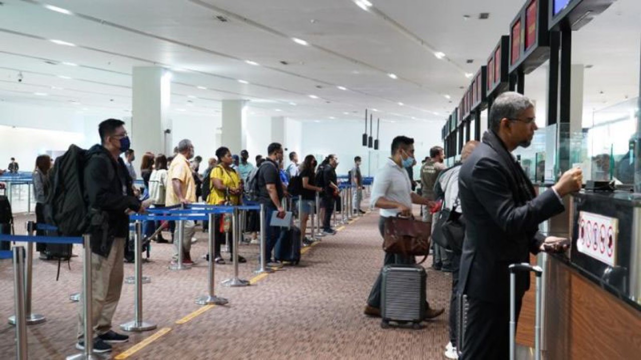 Sejumlah dlegasi dari pembalap dan kru peserta Kejuaraan Dunia F1 Powerboat (F1H2) telah mendarat idi Terminal 3 Bandara Soekarno Hatta untuk menuju perairan Danau Toba, tepatnya di kawasan Pelabuhan Muliaraja Napitupulu, Balige, Sumatra Utara. (HO/Imigrasi Soetta)