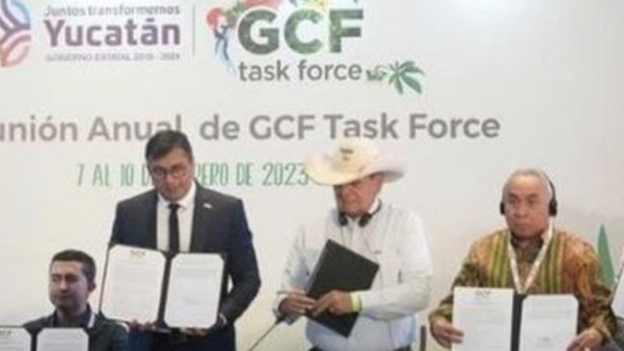 Gubernur Kaltim Isran Noor bersama 39 gubernur maupun perwakilan delegasi anggota GCF Task Force secara serentak melakukan penandatangan "gender statement" di Centro de Convenciones Yucatan Siglo XXI, Kota Merida, Provinsi Yukatan, Meksiko. ANTARA/HO-Biro Adpim Pemprov Kaltim