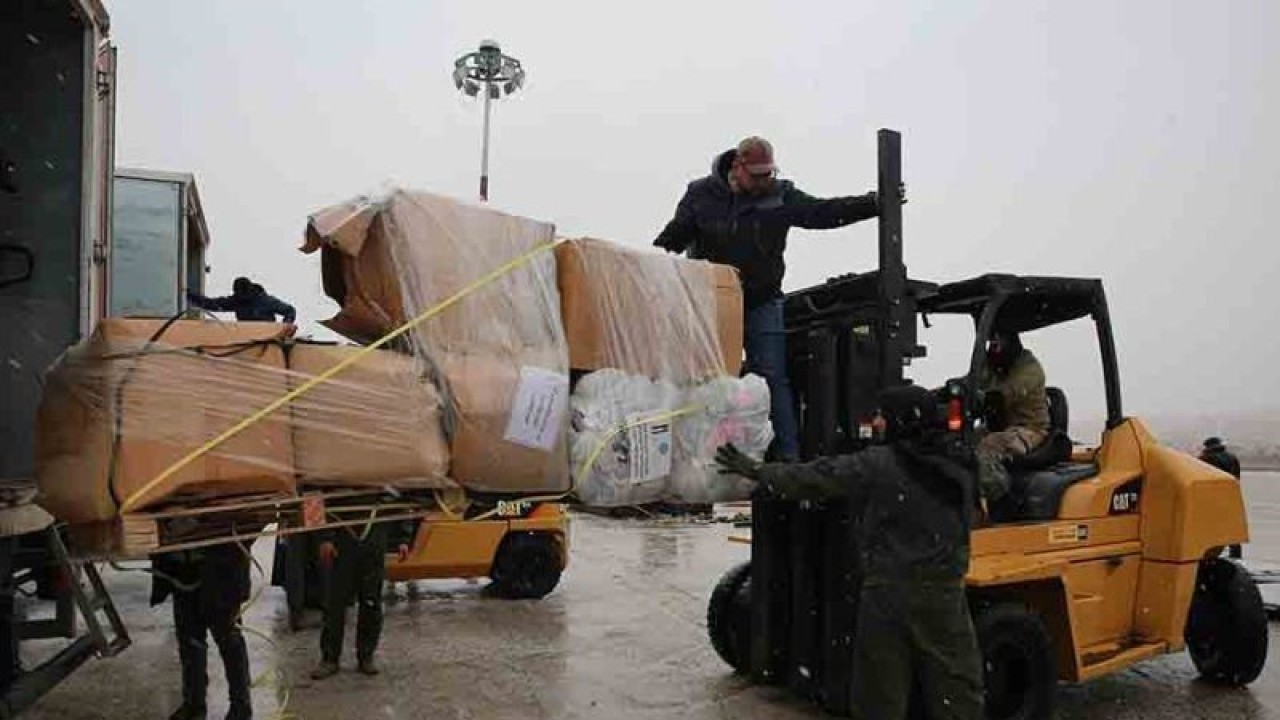 Sejumlah staf memindahkan bantuan kemanusiaan di Bandara Militer Marka, Amman, Yordania, Rabu (8/2/2023). Yordania pada Selasa (7/2/2023) mengirimkan bantuan kemanusiaan serta tim penyelamat ke Suriah dan Turki guna membantu mencari korban selamat setelah gempa bumi dahsyat mengguncang kedua negara itu. (ANTARA FOTO/Xinhua/Mohammad Abu Ghosh/rwa.)
