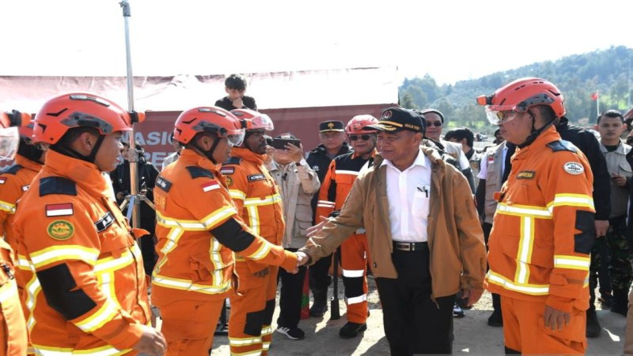Menko PMK Muhadjir Effendy mengunjungi pusat operasi tim Inasar di Kota Antakya, Turki, Rabu (22/2/2023). (ANTARA/HO-Biro Pers Sekretariat Presiden)