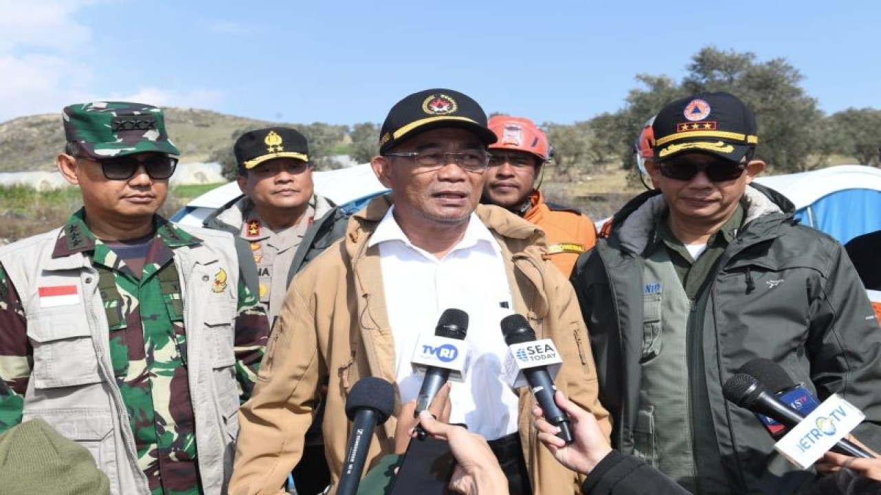 Menko PMK Muhadjir Effendy memberikan keterangan di Turki, Rabu (22/2/2023). (ANTARA/HO-Biro Pers Sekretariat Presiden)