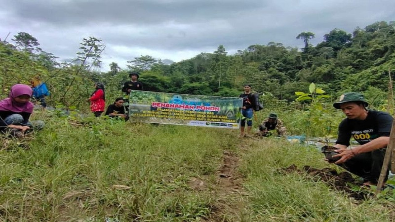 Ketua Pena Hijau Indonesia Denny bersama masyarakat adat menanam pohon di Dusun Pantai Mangkiling, Kabupaten Hulu Sungai Tengah, Kalimantan Selatan, Minggu, (29/1/2023). ANTARA/Muhammad Fauzi Fadilah