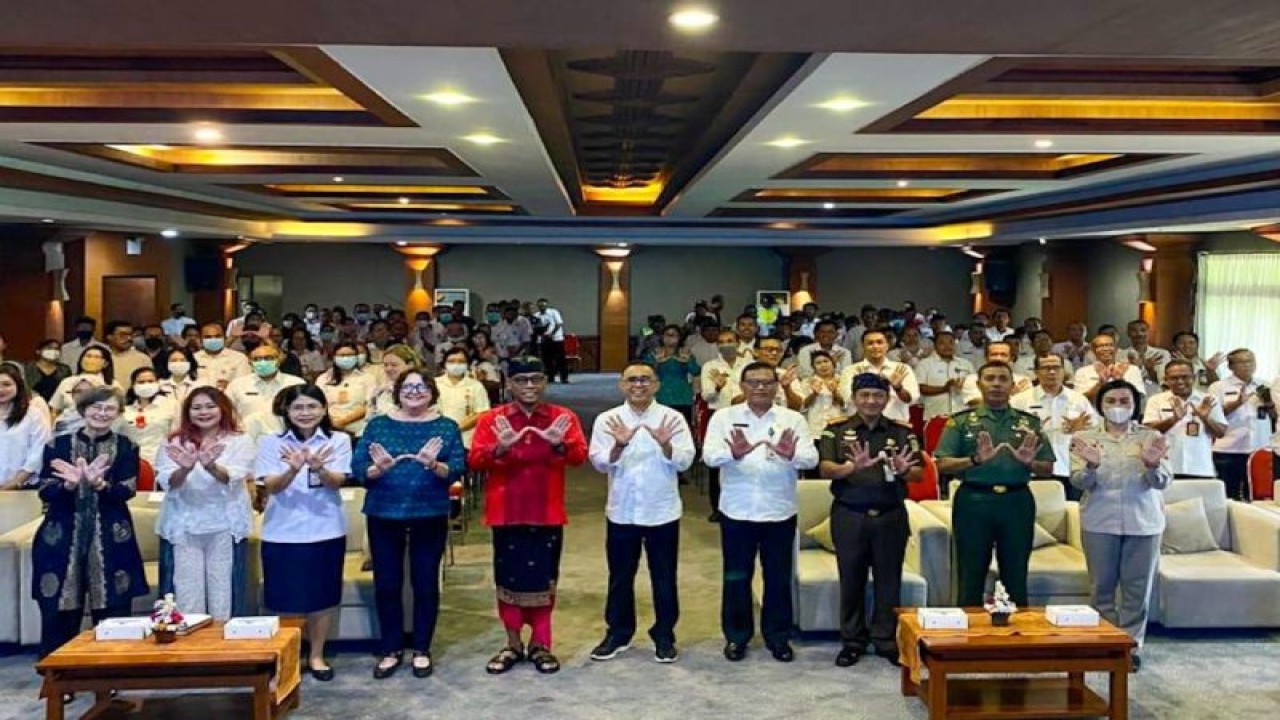 Wali Kota Denpasar IGN Jaya Negara bersama perwakilan Forkopimda Denpasar dan peserta Sosialisasi Rencana Implementasi Inovasi Wolbachia di Denpasar, Rabu (1/2/2023). ANTARA/HO-Pemkot Denpasar.