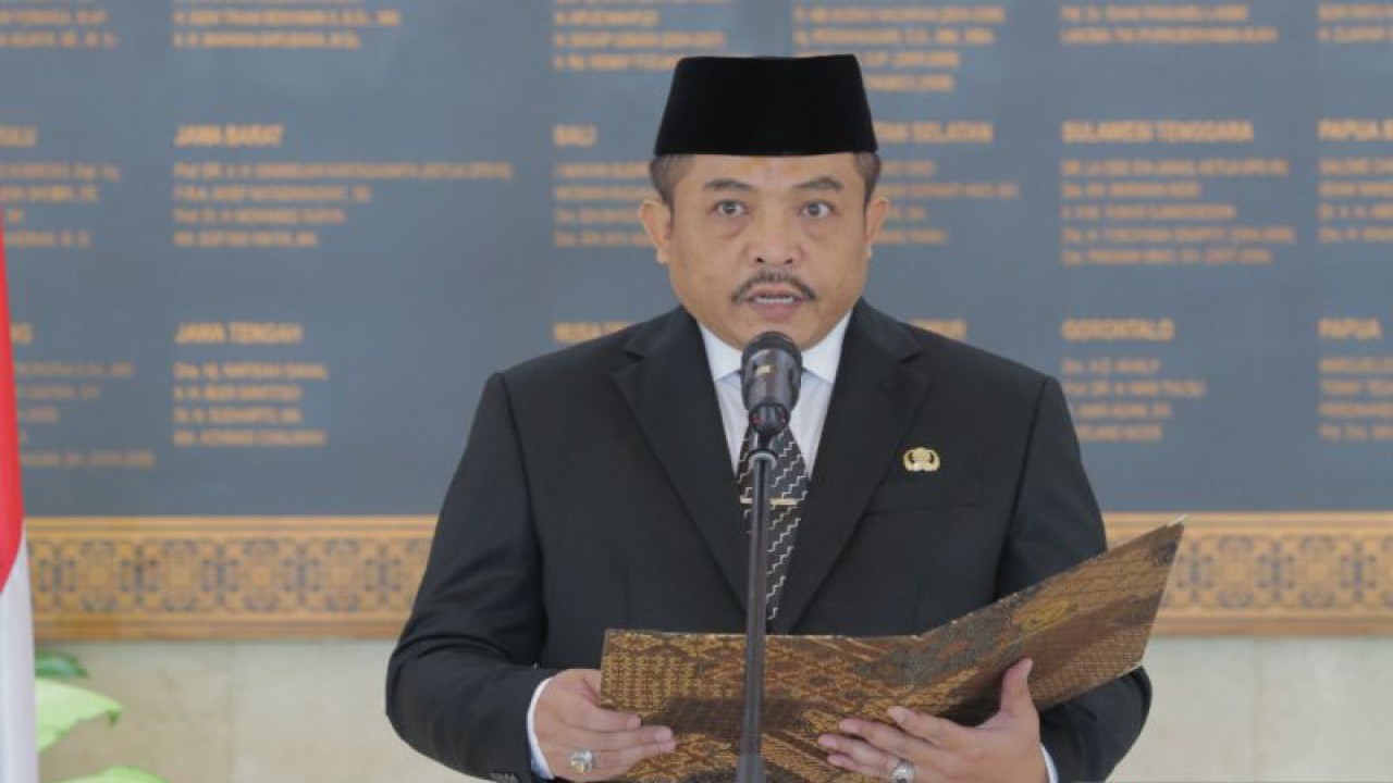 Deputi Bidang Administrasi Sekretariat Jenderal (Setjen) DPD RI Lalu Niqman Zahir dalam acara pelantikan CPNS Setjen DPD RI di Gedung DPD RI, Jakarta, Senin (27/2/2023). ANTARA/HO-Humas DPD RI.
