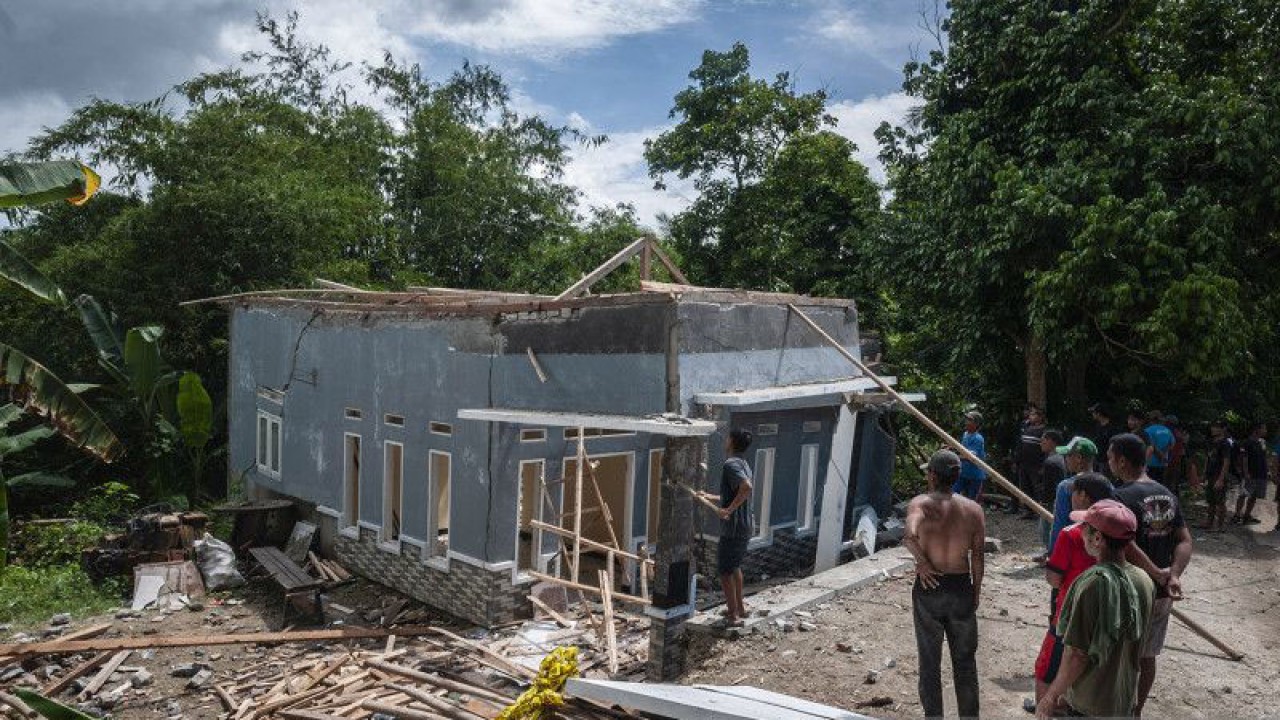 Ilustrasi: Warga berupaya merobohkan rumah yang rusak akibat pergerakan tanah di Desa Cilangkap, Lebak, Banten. ANTARA FOTO/Muhammad Bagus Khoirunas/aww.