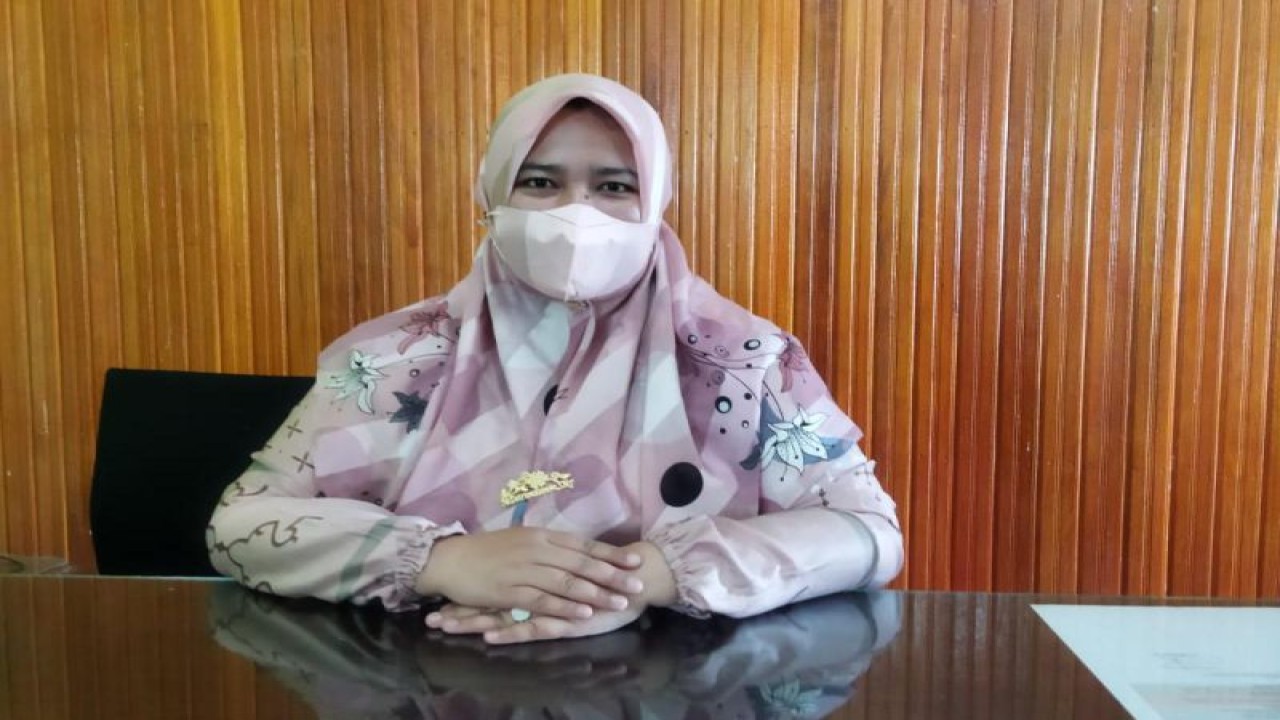 Kepala Puskesmas Alahan Panjang Detrisnalianora (ANTARA/Laila Syafarud)